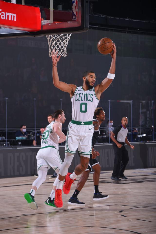 随着他在球 随着他在球